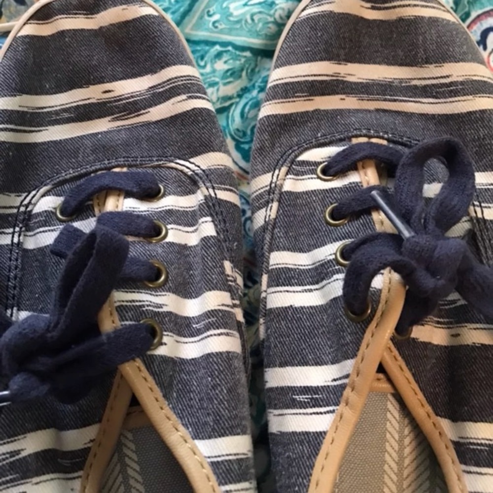 Blue and white striped keds!